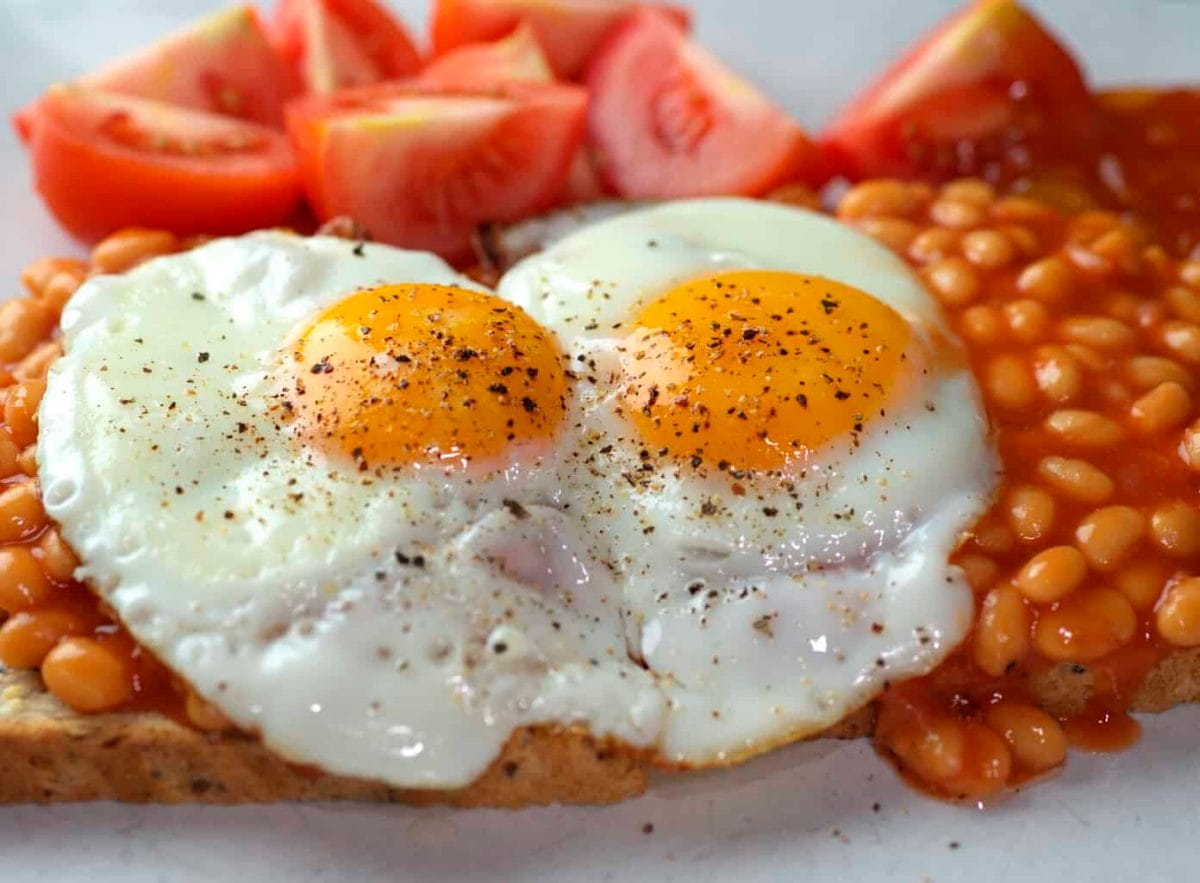 Beans and fried eggs on toast