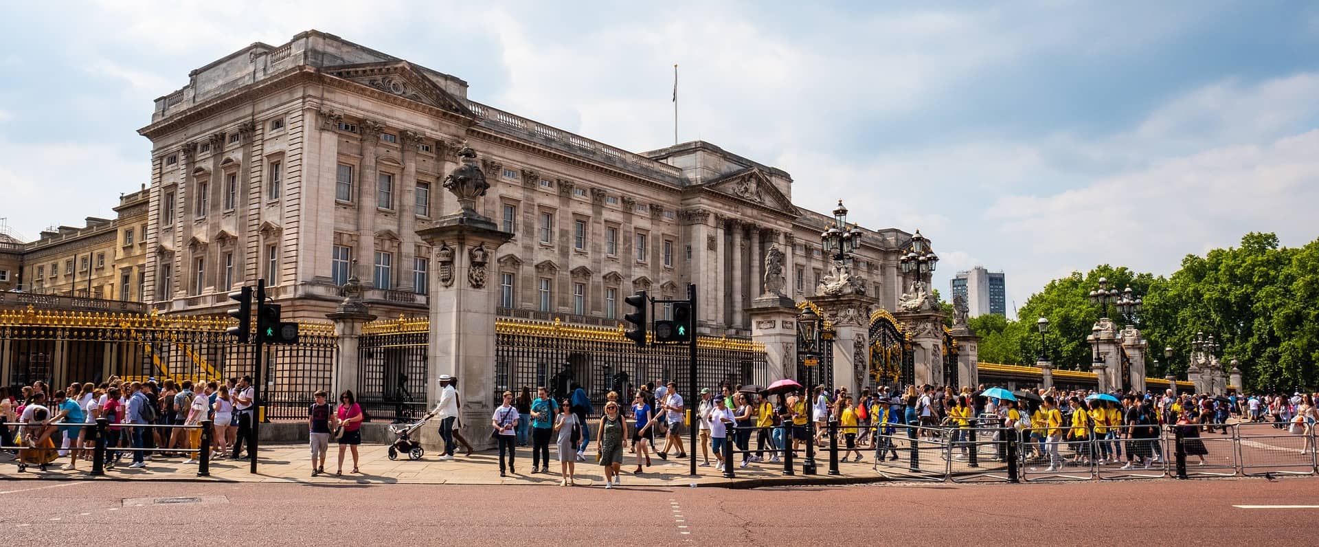 Lots of people in front of Buckingham Palace