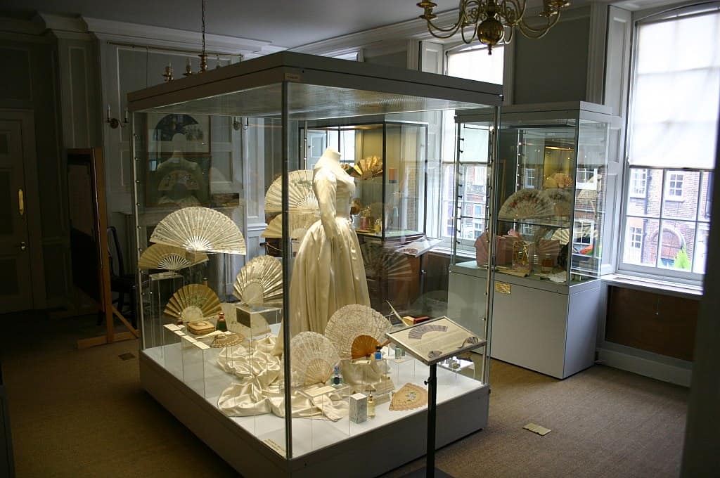 Display cabinet with white fans and dress
