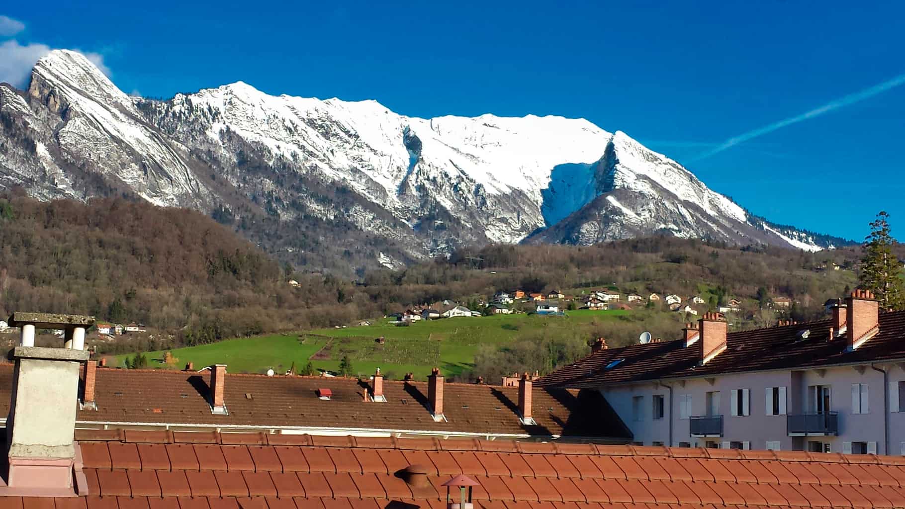 Les Arcs from the road side