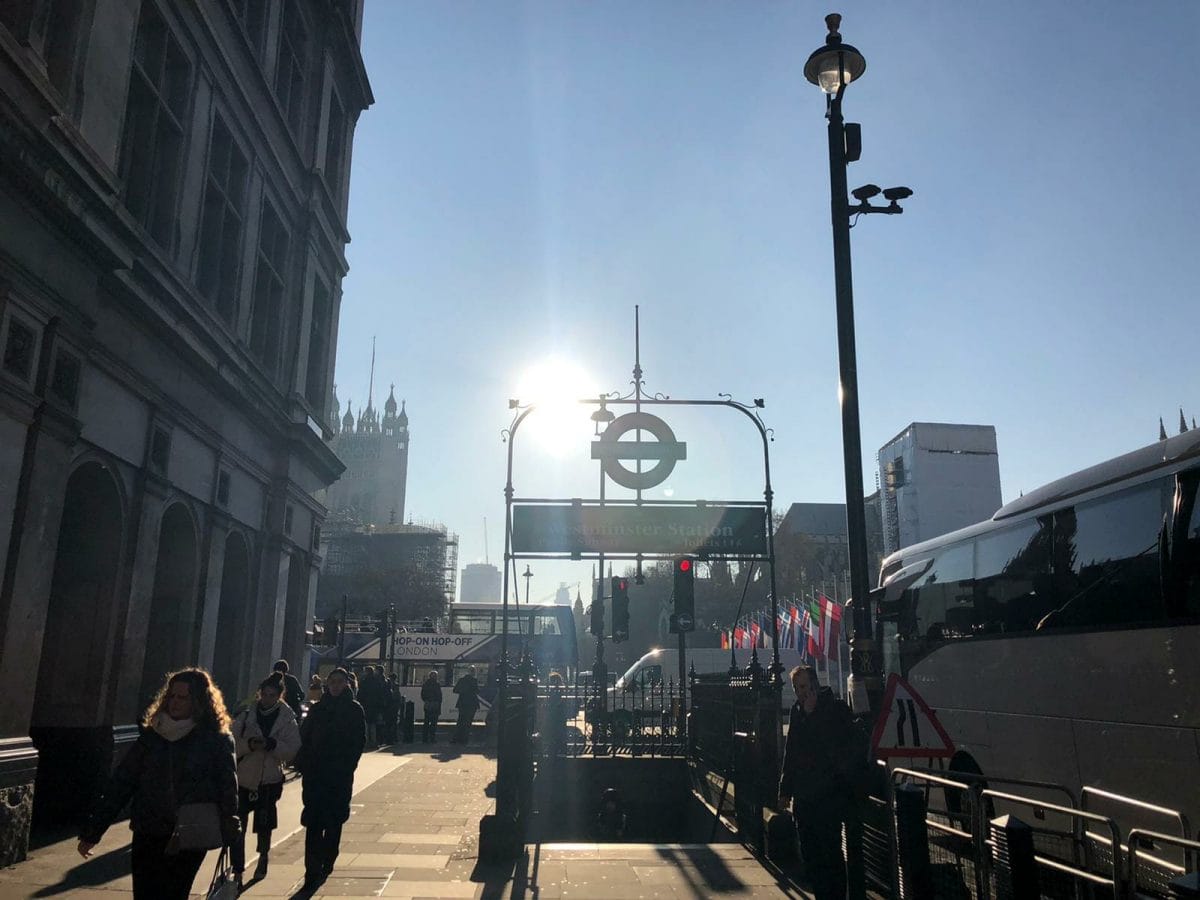 How to Use the Tube in London an easy guide for visitors (2024) girl