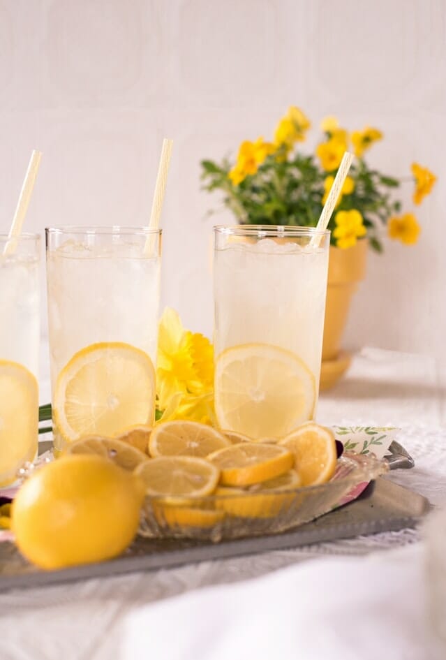 Some glasses of lemonade with lemon slices