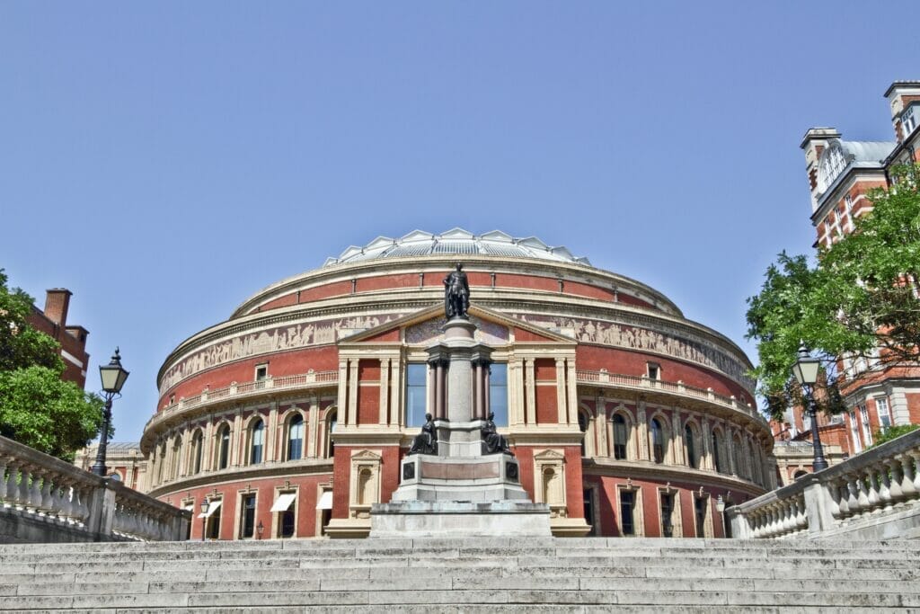 busiest tourist season in london