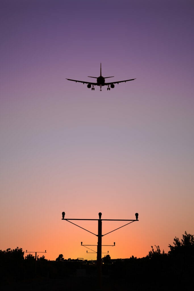 airplane coming into land