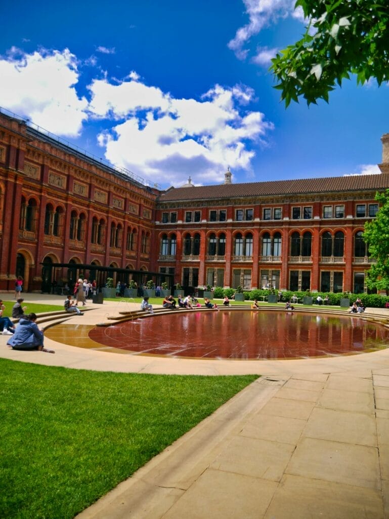 tour of victoria and albert museum